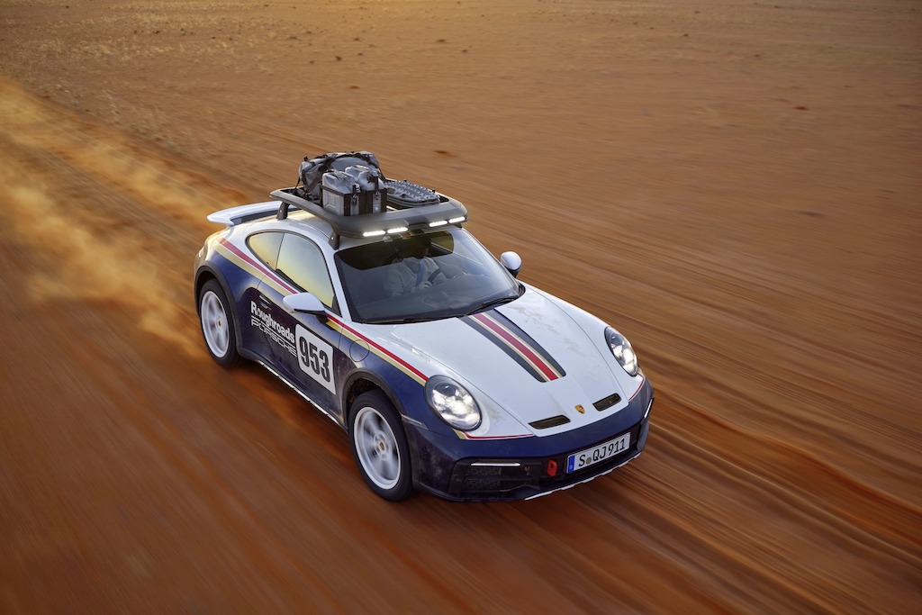 Porsche 911 Dakar with roof rack in desert