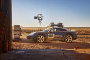 Porsche Dakar in desert gas station